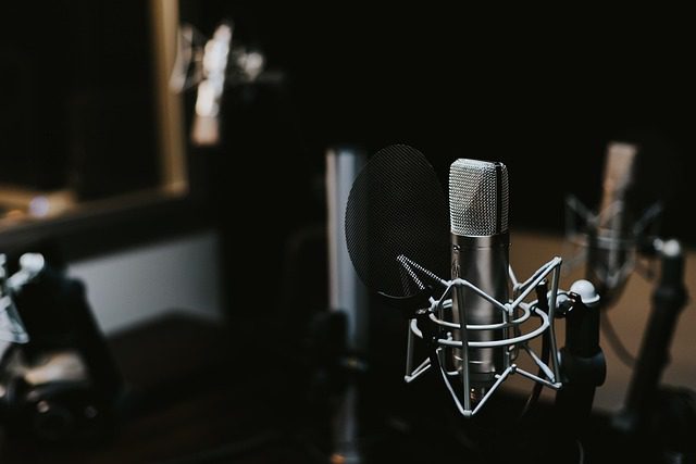 Đội ngũ ATIN PRODUCTION làm việc tại studio với thiết bị chuyên nghiệp