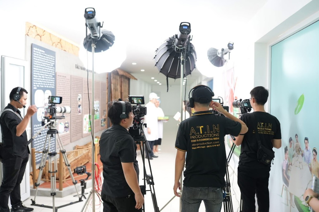 Đội ngũ ATIN Production chụp ảnh quay phim chuyên nghiệp